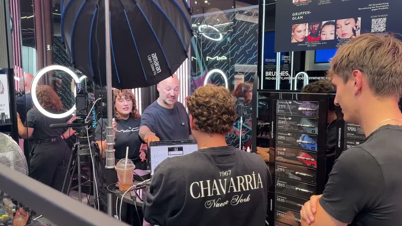 poly-Crew bei einer TikTok-Shop-Livestream-Produktion: Kamera, Licht und Regie im Studio