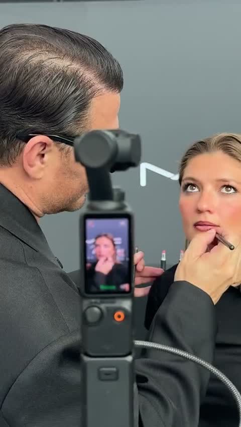 TikTok-Shop-Livestream im Hochformat: Host vor der Kamera, daneben laufende Zuschauerzahl und Produktkarten