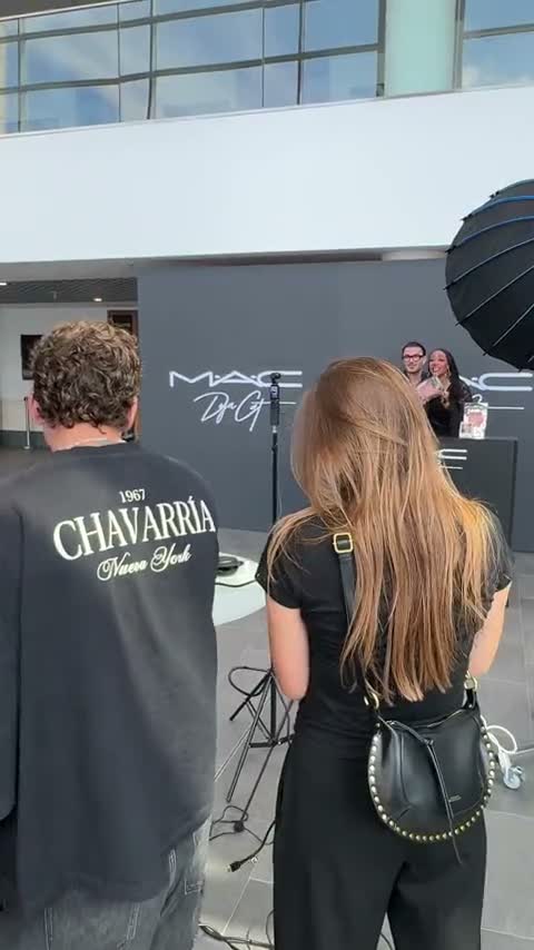 Crew and set during the stream